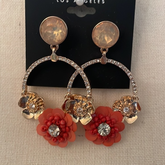 🌻NWT Guess fashion gold tone and crystal floral circle earrings. Fun!!​ - Picture 2 of 5